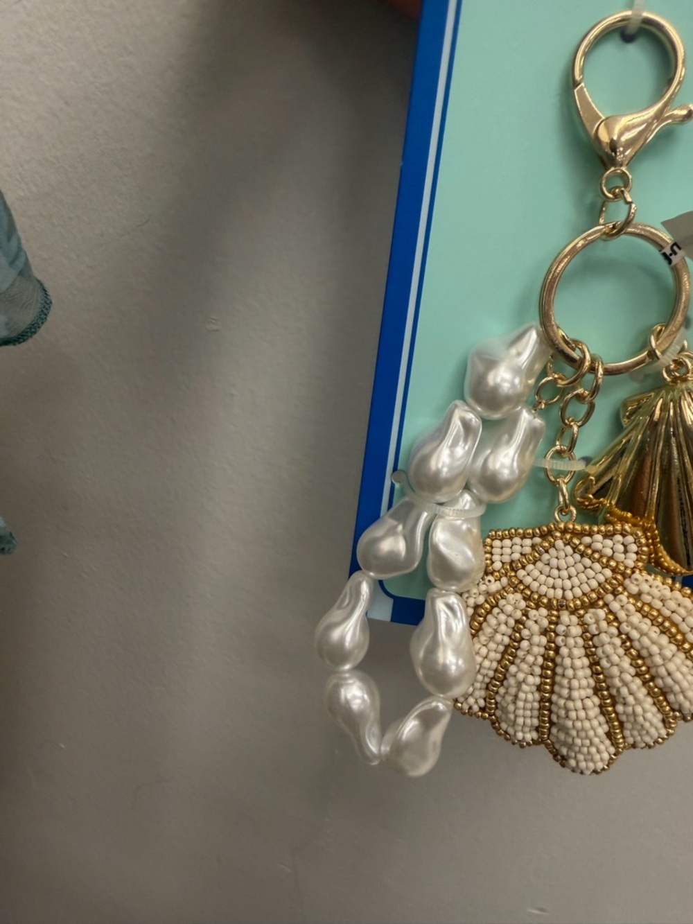 Beaded Shell Keychain with Gold Shell Charm - Picture 4 of 5